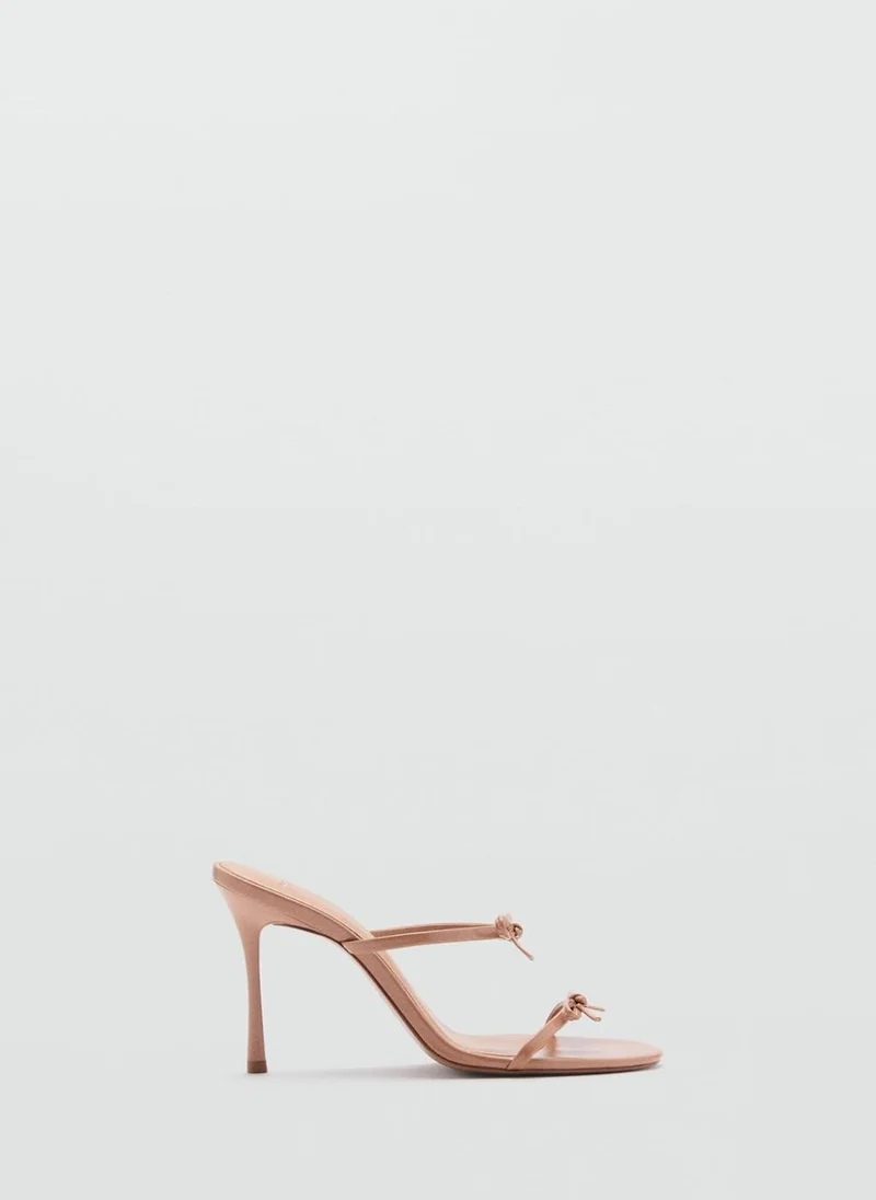 مانجو صندل بكعب مزين بفيونكة وأشرطة